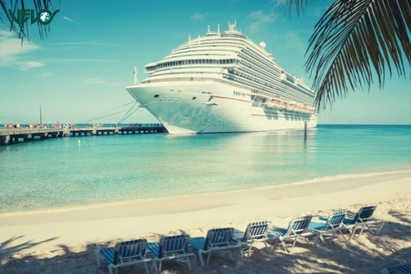 cruise ship standing - Difference Between Boat and Ship